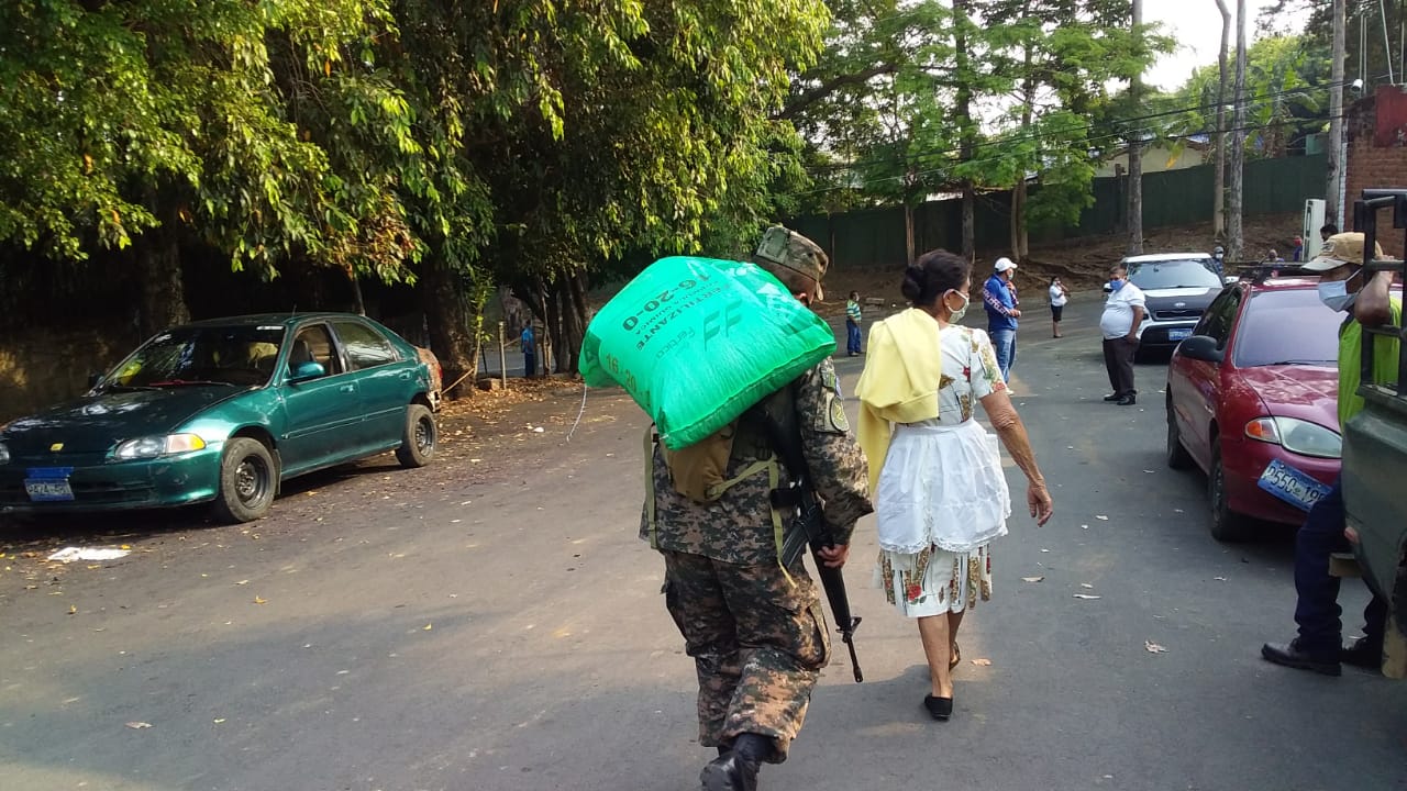 Policías y soldados muestran solidaridad y actitud de servicio para quienes reciben los paquetes agrícolas policias-y-soldados-muestran-solidaridad-y-actitud-de-servicio-para-quienes-reciben-los-paquetes-agricolas